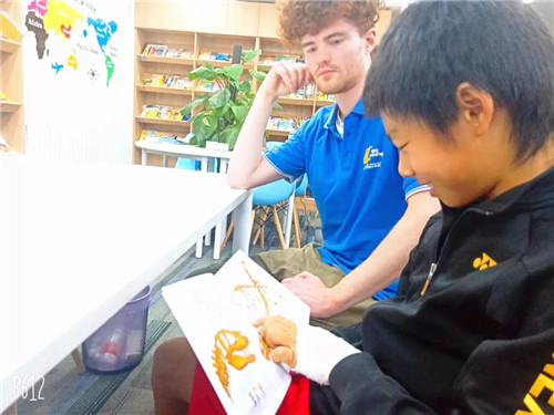 兩個(gè)月 讀完15本書 英語等級(jí)從2.1升至4.0 —學(xué)員Daniel學(xué)習(xí)歷程回顧 兩個(gè)月 讀完15本書 英語等級(jí)從2.1升至4.0 —學(xué)員Daniel學(xué)習(xí)歷程回顧